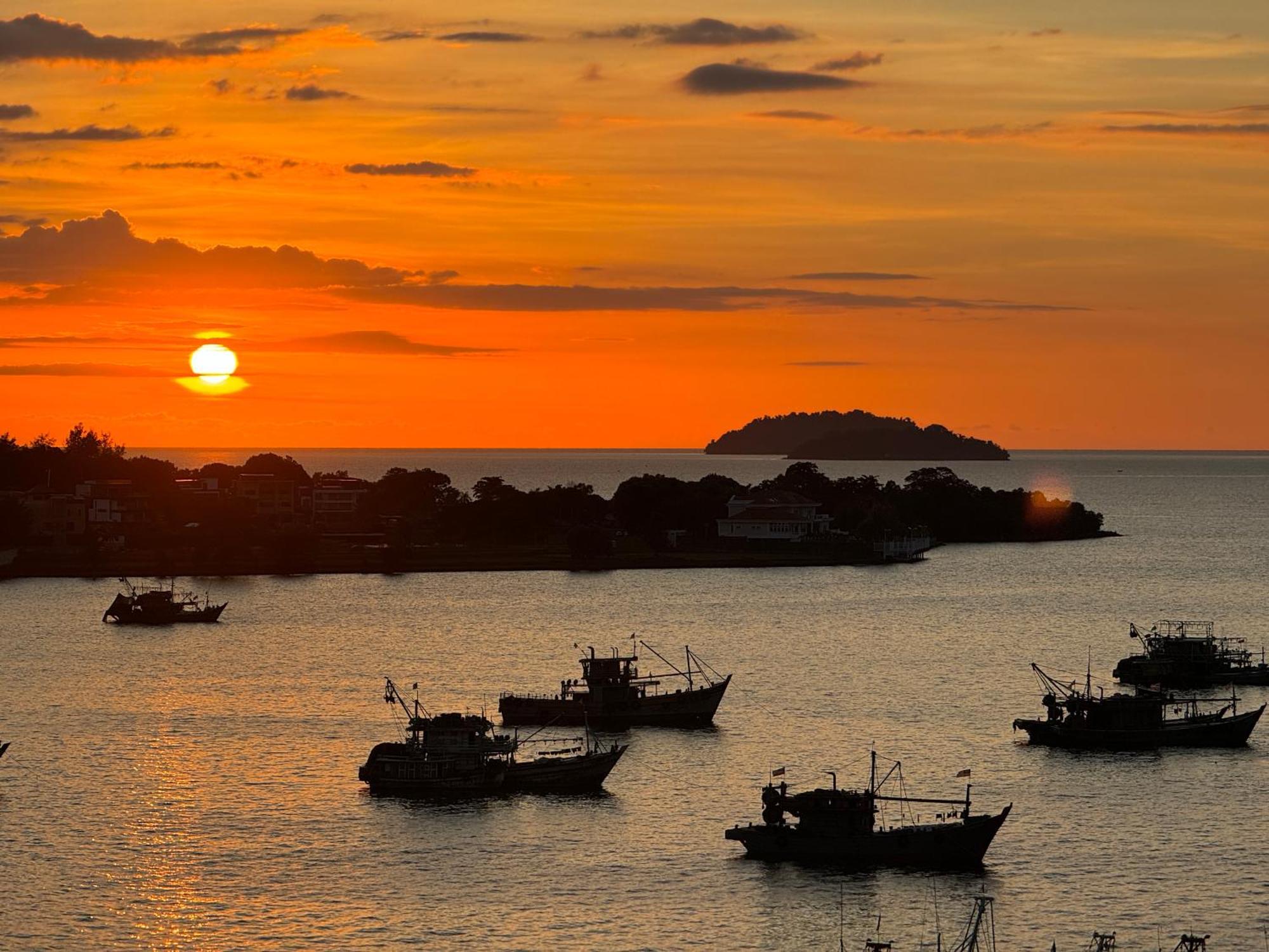 The Shore Cbd Kota Kinabalu By Laxzone Suite Exterior photo