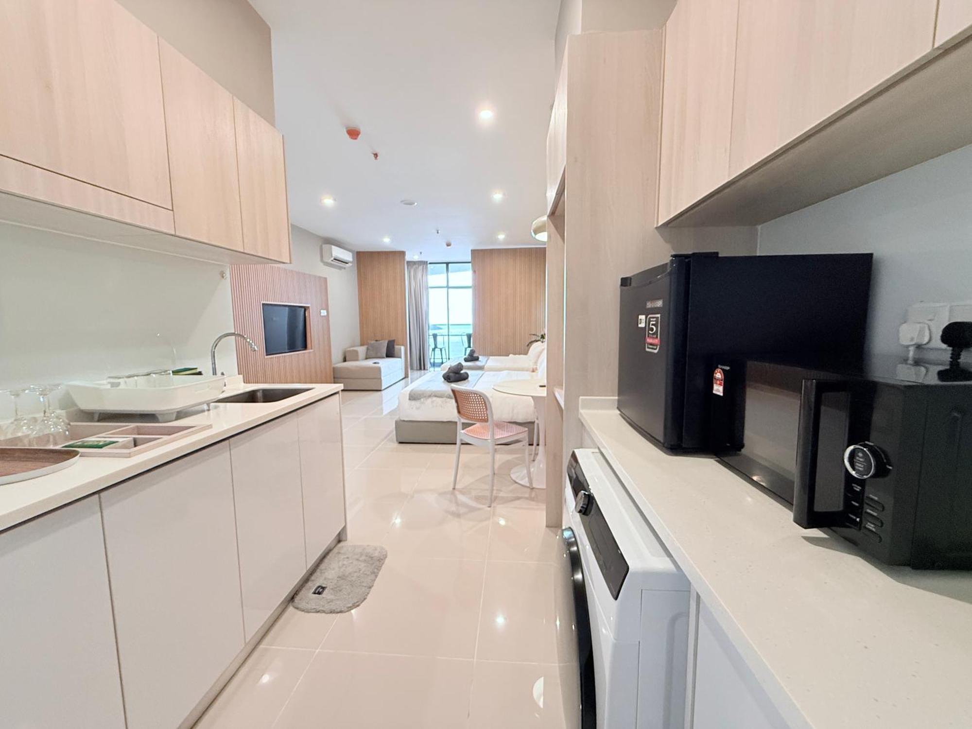 The Shore Cbd Kota Kinabalu By Laxzone Suite Exterior photo