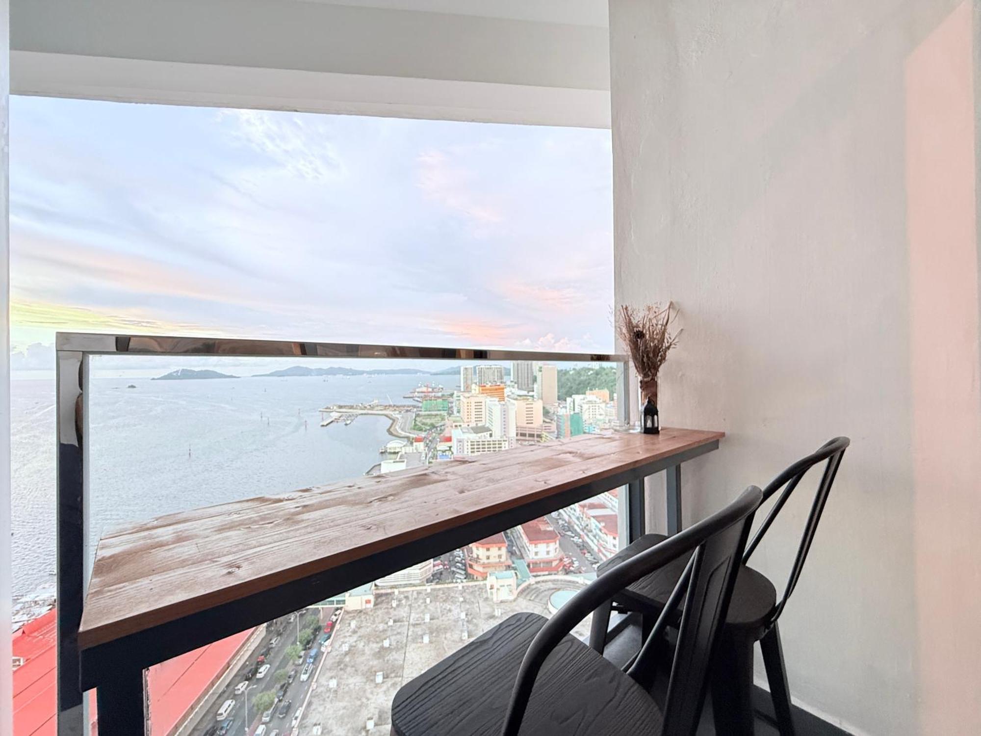 The Shore Cbd Kota Kinabalu By Laxzone Suite Exterior photo